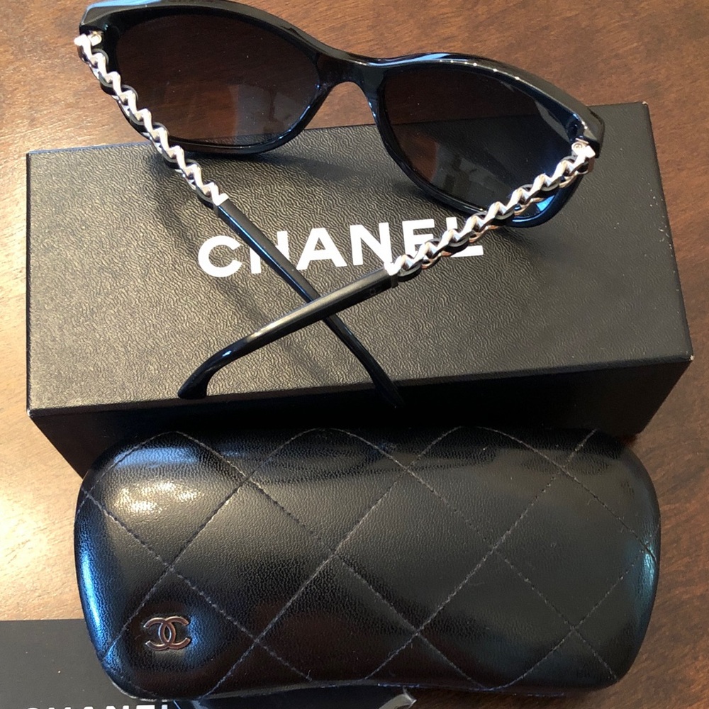 CHANEL Chic Black Sunglasses - Picture 2 of 3